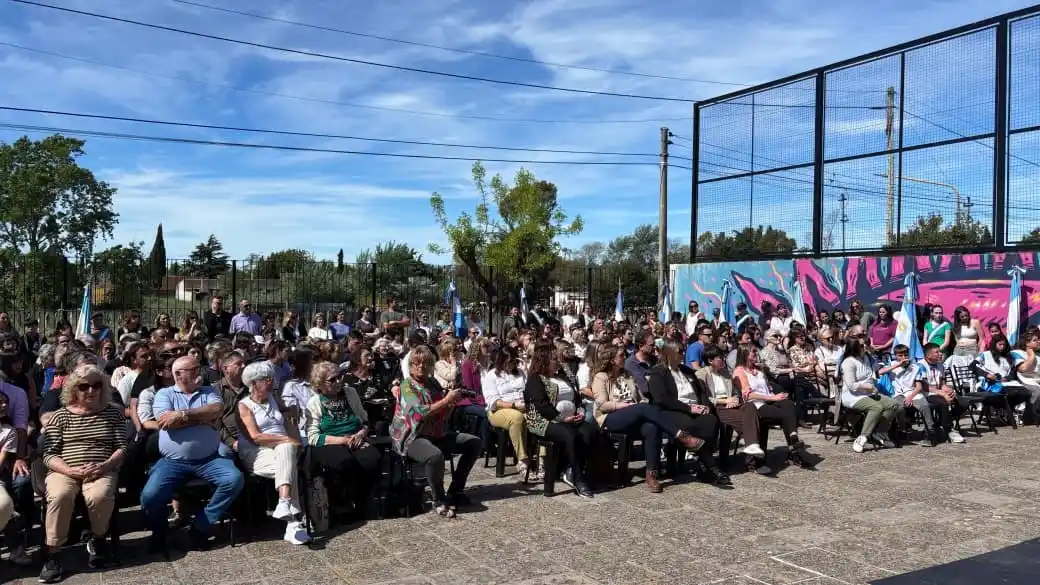 Autoridades municipales y educativas, ex alumnos, docentes, auxiliares, familias y vecinos en la celebración