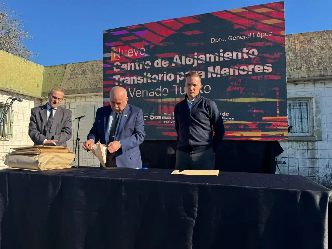 El ministro Enrico encabezó el acto de apertura de los sobres.