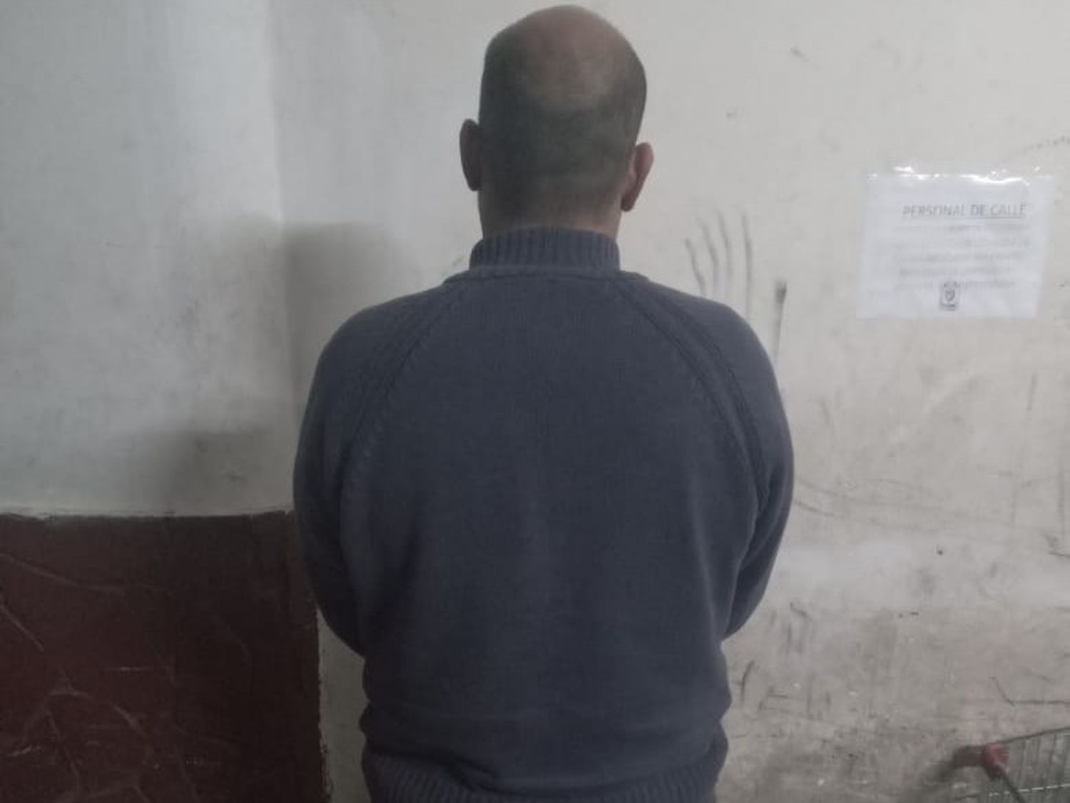 Un hombre acusado de incendiar una casa en zona sudoeste fue golpeado con una botella por el dueño y resultó herido