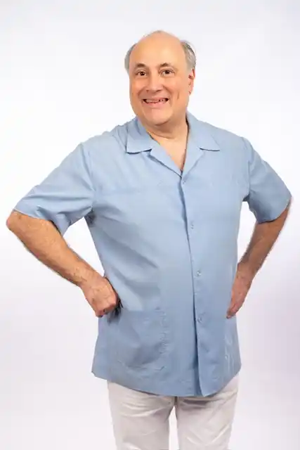 El Dr. Adrián Rosa, médico sexólogo y colaborador de Newstad, lleva su compromiso con la educación sexual a las tablas con el show Sexualizarte.