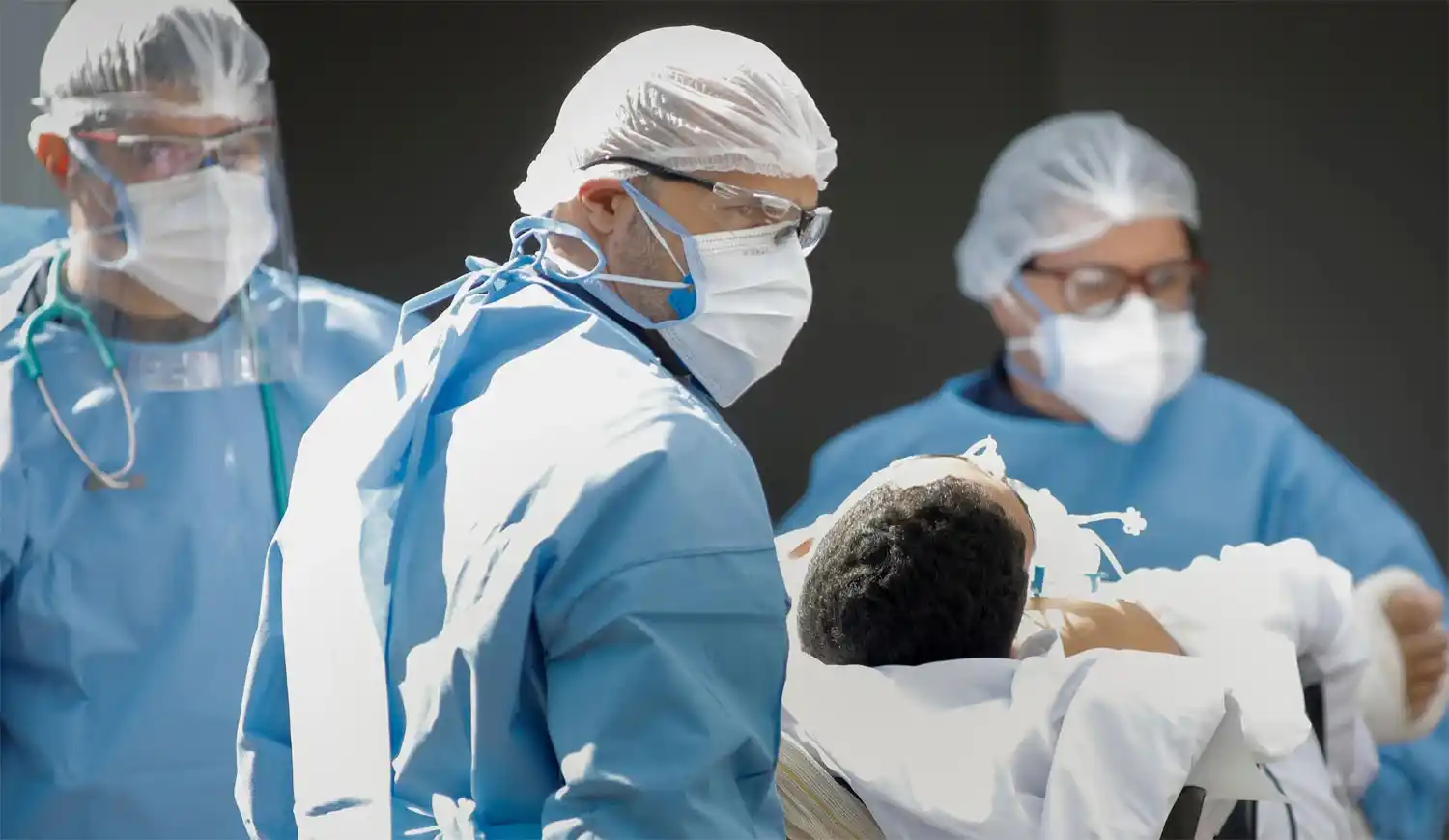 Covid sin tregua: Confirmaron 120 nuevas muertes y volvieron a trepar los contagios