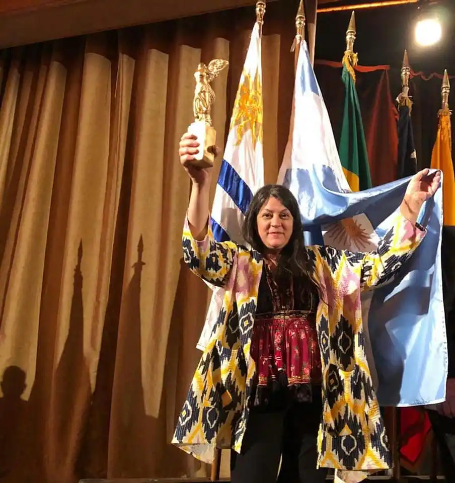 Angeles Espinosa recibió un un reconocimiento a su labor
