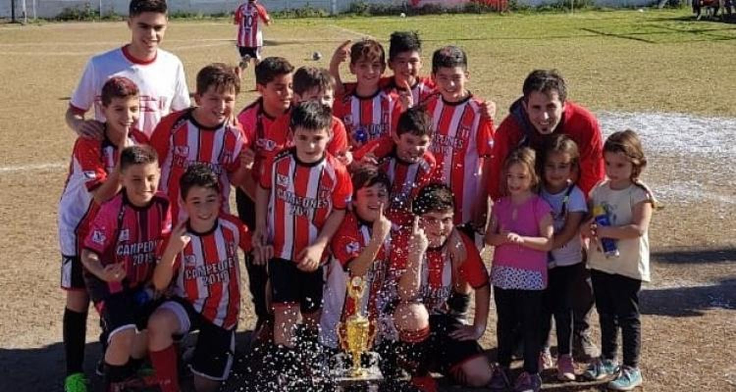 Los planteles 2008 de Paraná y 2007 de Mitre campeones del Apertura de la Liga Infantil