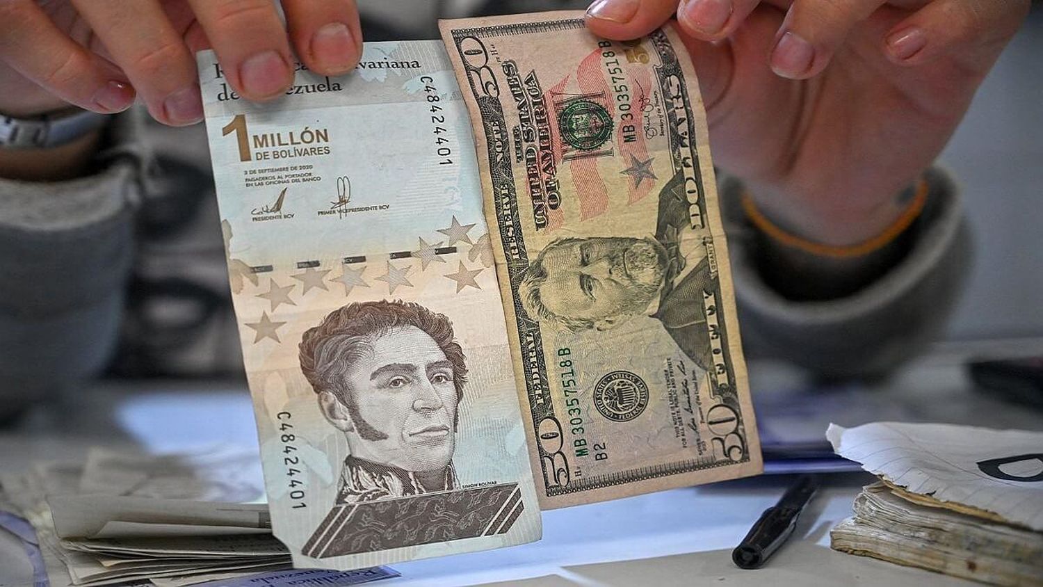 «NO HAY INTERVENCIÓN BANCARIA que aguante el precio del dólar»: experto vuelve nada la estrategia del BCV