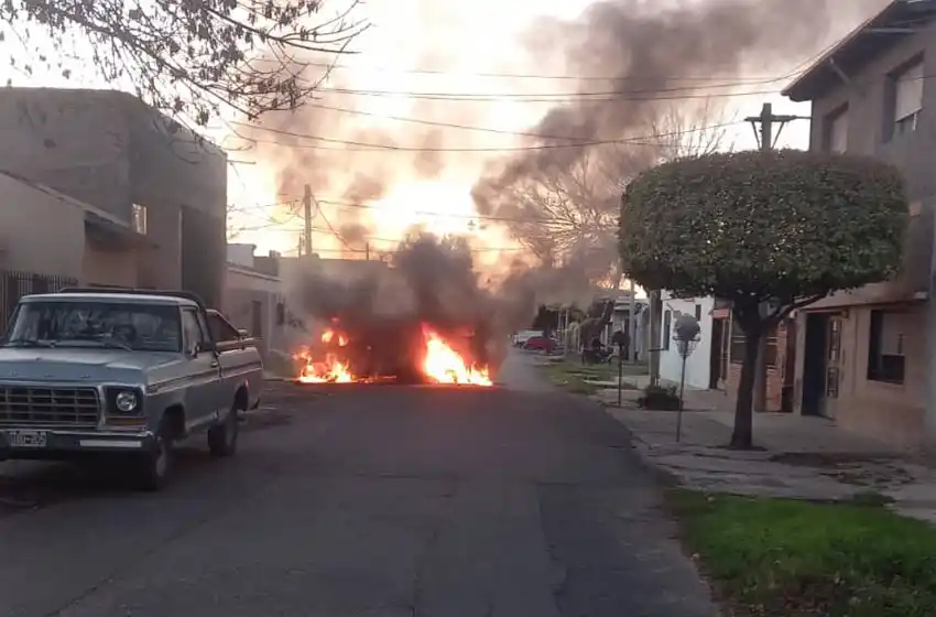 Se incendió un transporte escolar, quedó destrozado y piden colaboración para recuperarlo