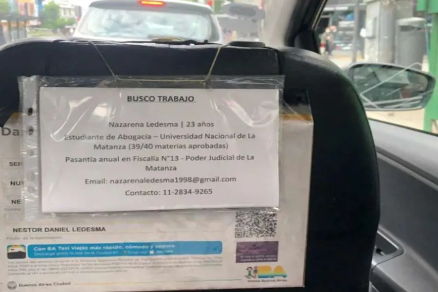 Un taxista puso el currículum de su hija en el auto y le consiguió varias ofertas de trabajo