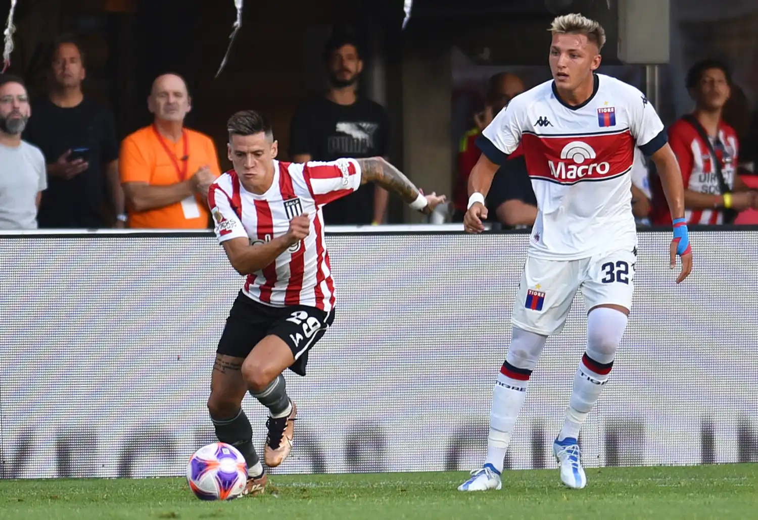 Retegui, el goleador de la tarde, ante la marca de Godoy.