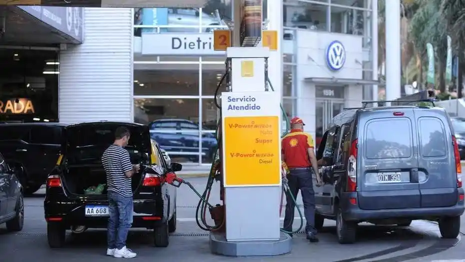 Acordaron congelar dos meses el precio de los combustibles