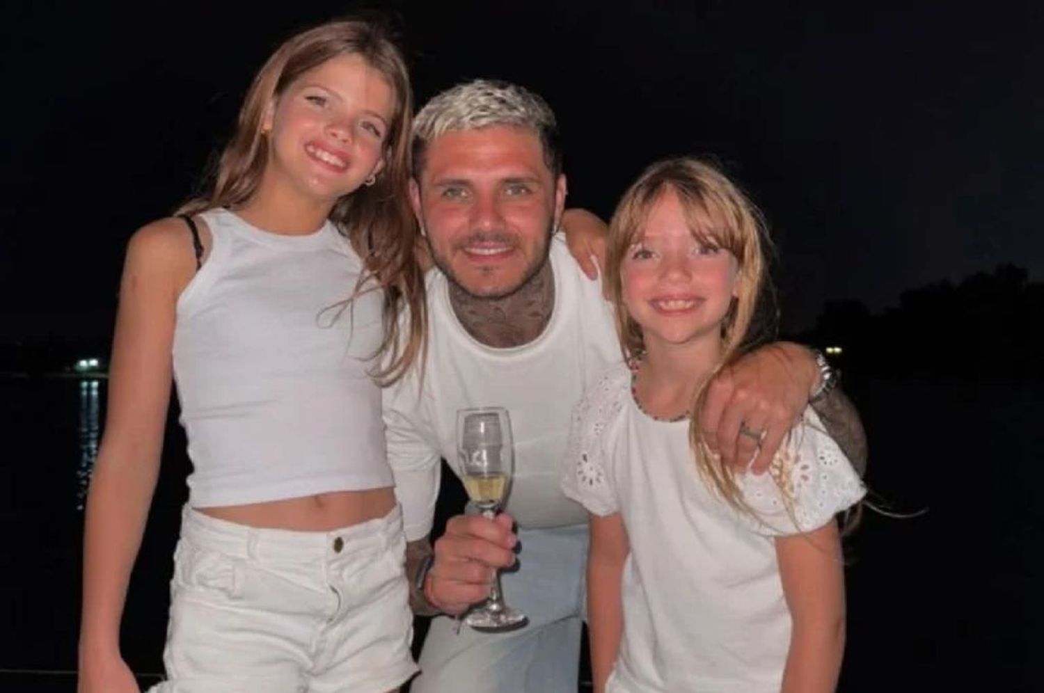 Mauro Icardi junto a sus hijas