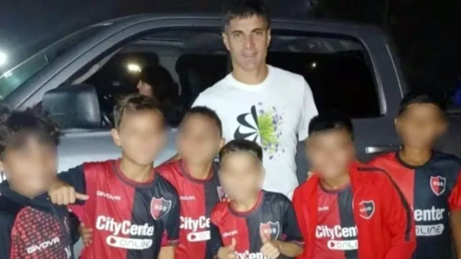 Escándalo en Newell’s: sancionan a nenes de 9 años que se sacaron una foto con un jugador de Central