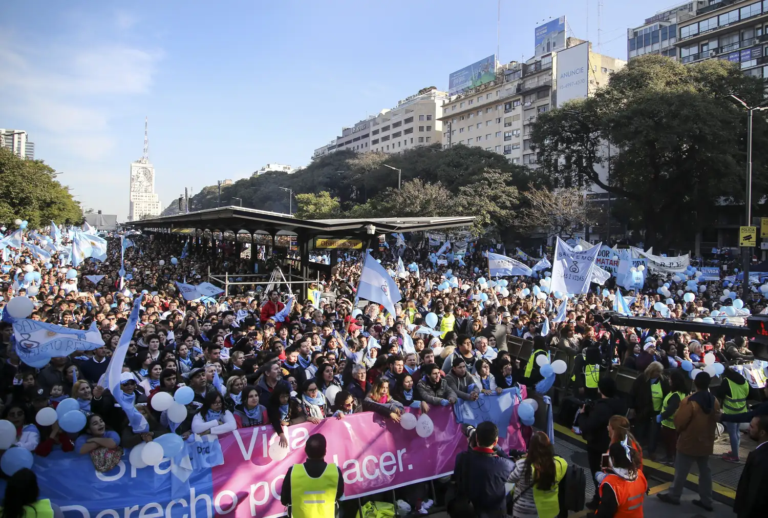 Multitud se reunió frente al Obelisco en rechazo al proyecto de legalización del aborto