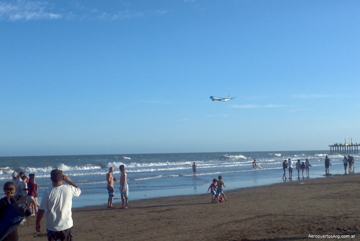 Inolvidable sobrevuelo de un A330 de Aerolíneas Argentinas en la costa bonaerense
