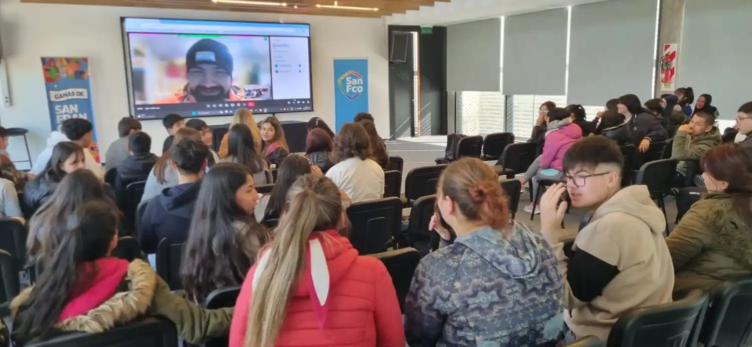 Alumna preguntando sobre la Base Belgrano II