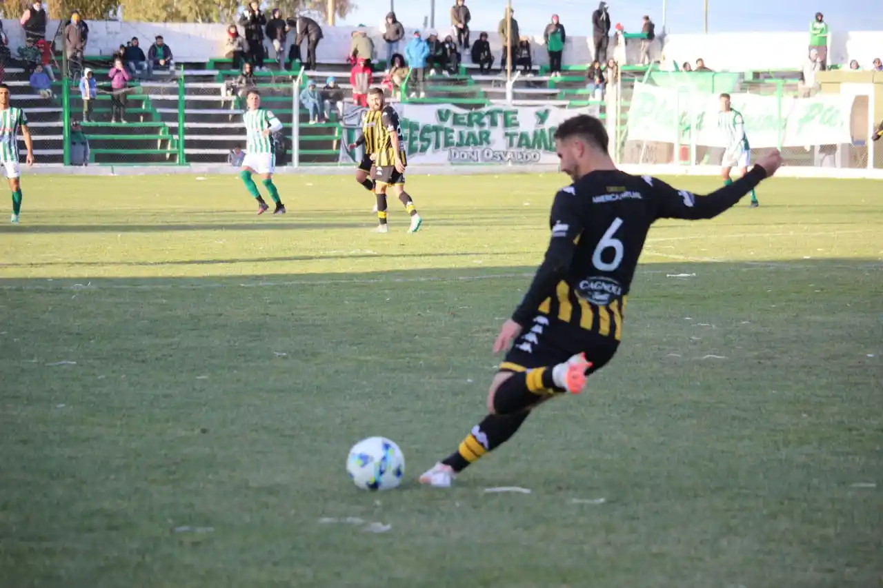 Mathias Buongiorno, uno de los defensores de Santamarina.