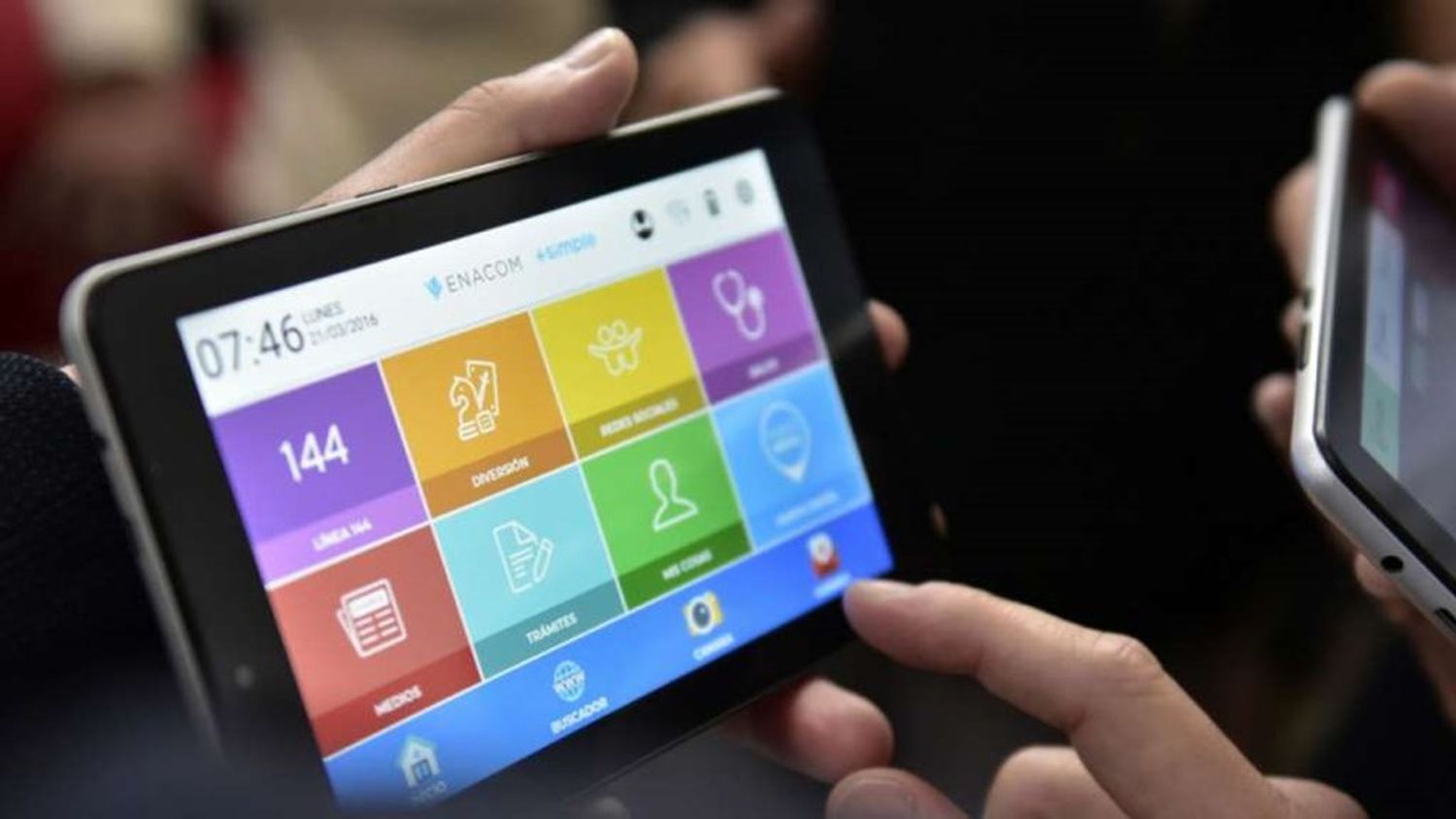 Enacom extiende la entrega de tablets a jubilados, beneficiarios de AUH y monotributistas sociales