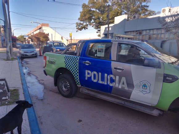 Cuchillo en mano, le robaron la moto a la salida de un bar en el barrio San Francisco