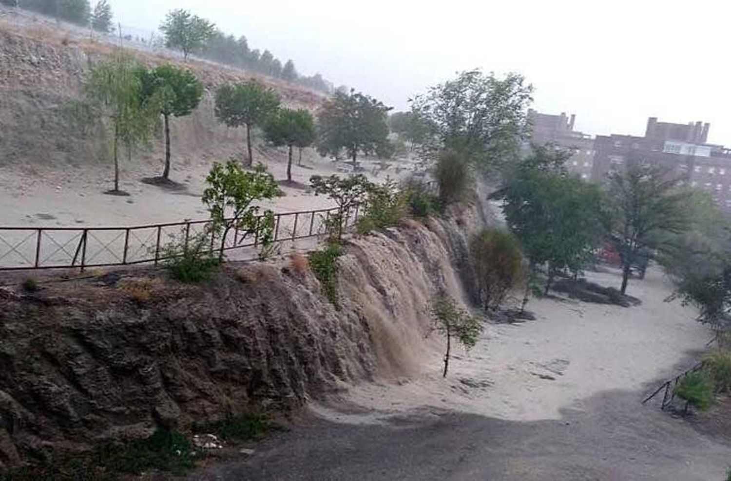 Fuerte tormenta en Madrid causó inundaciones, cortes de ruta y daños en vehículos