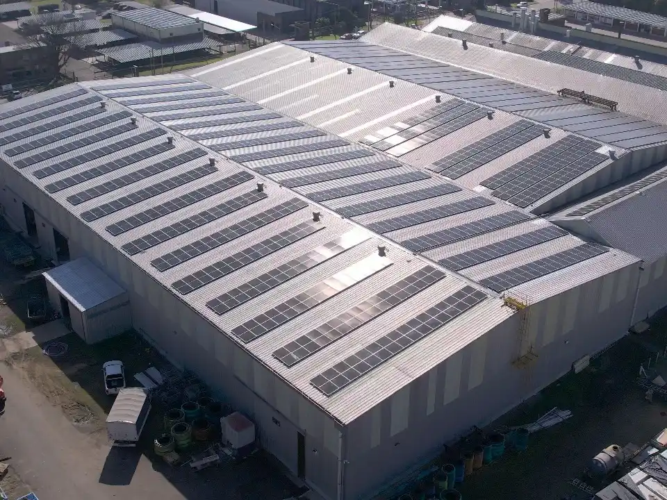 El sistema cuenta con más de 1.180 paneles instalados sobre los techos de la nave industrial. Foto: Gentileza
