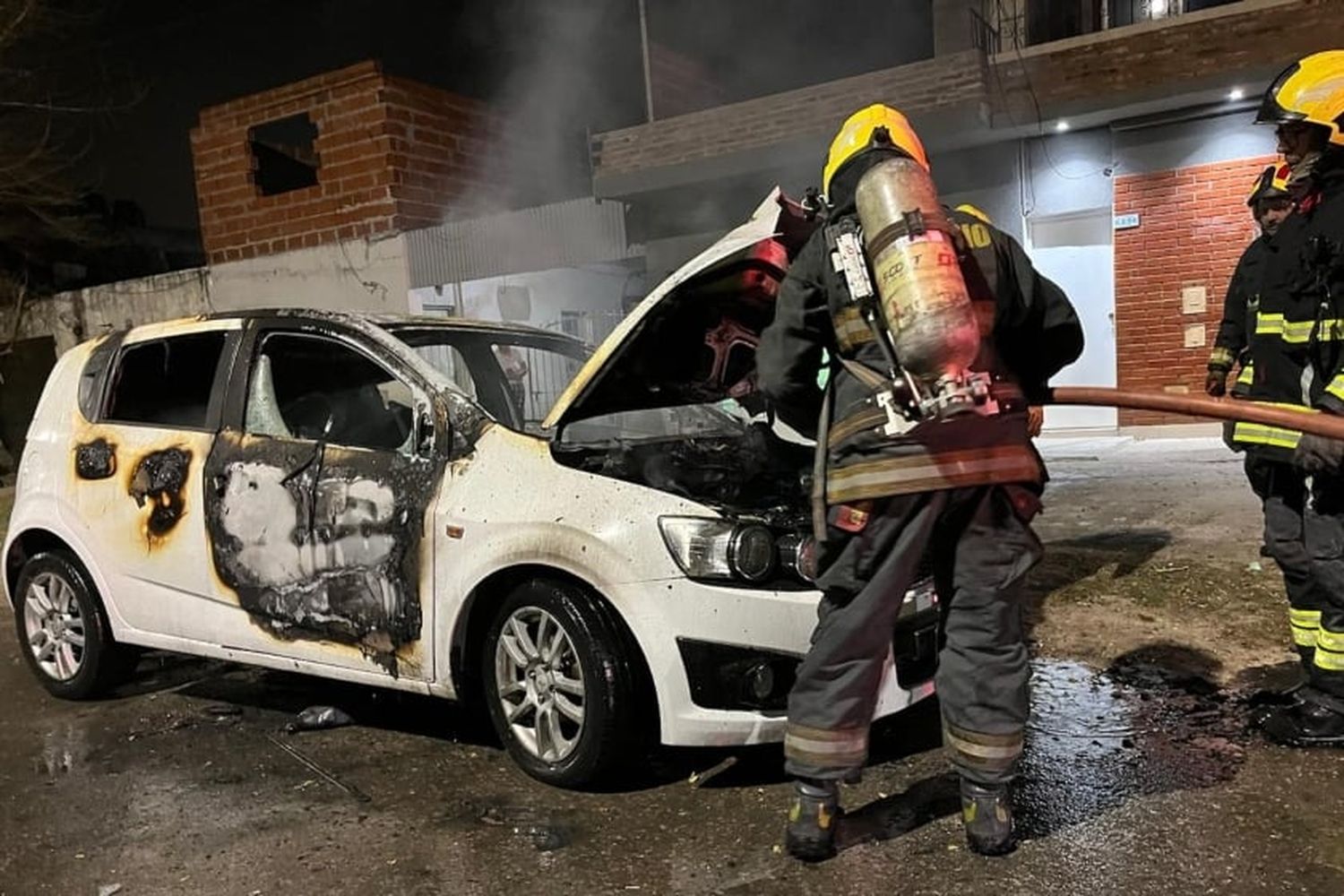 Auto incendiado.