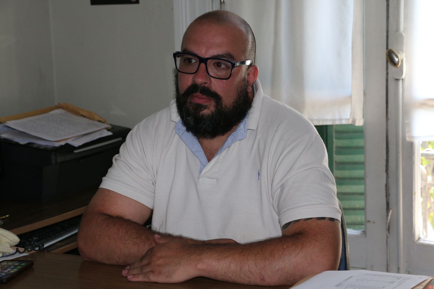 Promesa de cancelar la deuda con los trabajadores que reparan mobiliario