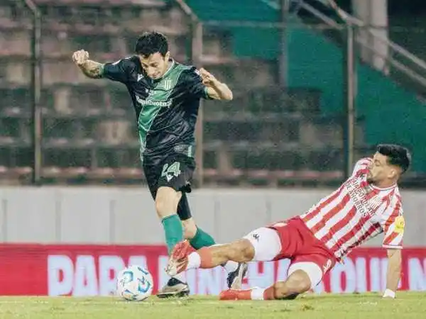 Banfield eliminó a San Martín 
de Tucumán y avanzó de fase