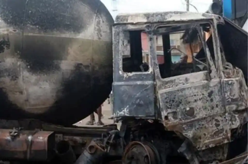 El conductor perdió el control del vehículo y volcó.