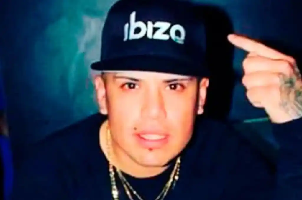 El líder de los Wachiturros se cayó del escenario y ahora pelea por su vida