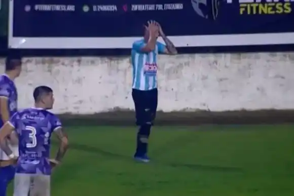 Lo expulsaron por orinar en el campo de juego