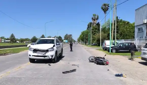 Tragedia en Ensenada: murió un hombre tras chocar su moto contra una camioneta cuando viajaba con su familia
