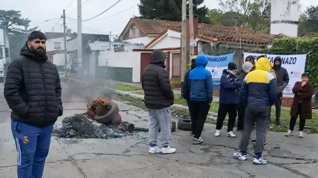 Los extrabajadores reclaman varios salarios adeudados y la indemnización. Foto La Noticia 1.