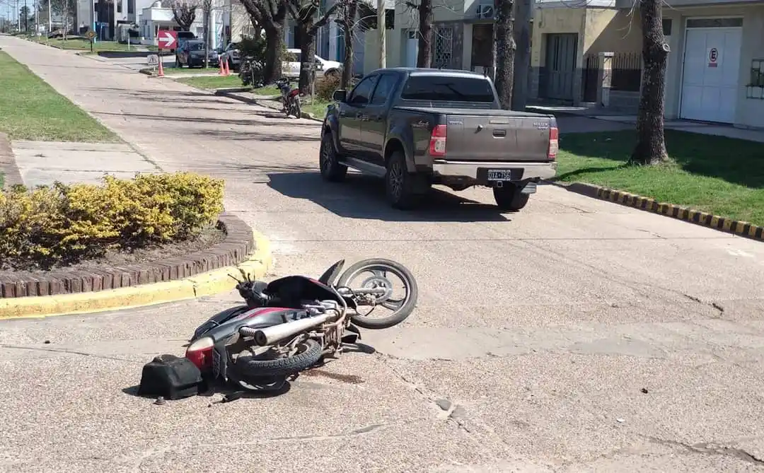 Otro accidente de moto terminó con una mujer hospitalizada