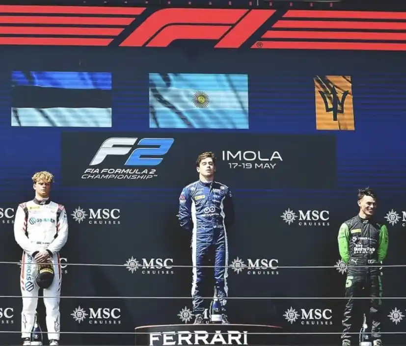 Franco Colapinto en lo más alto del podio de la Fórmula 2 el 18 de mayo del año pasado.