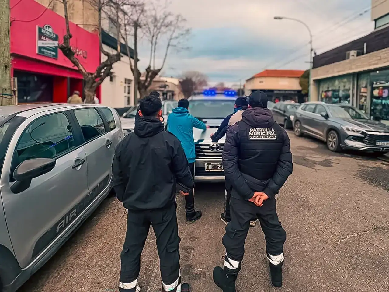 Detectan a un hombre con restricción de acercamiento mientras lavaba autos en la vía pública