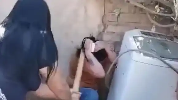 Fue golpeada y le incendiaron la casa: brutal ataque a la madre de un joven asesinado