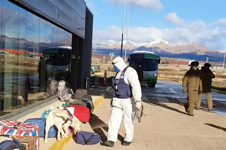 Indignante: santafesinos duermen en un colectivo por casos positivos de Covid