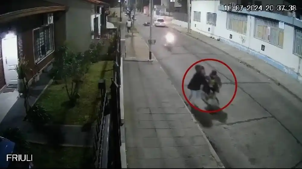 El momento en el que la mamá de Bastian huye intentando protegerlo de la balacera.