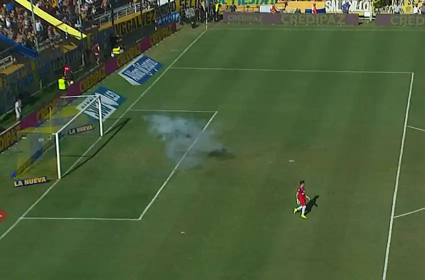 Bombas de estruendo demoraron el inicio en el Gigante