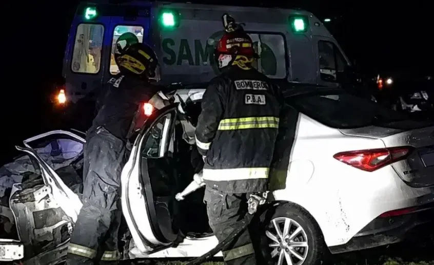 Momento en que bomberos trabajaban para sacar del auto a Pereyra (Foto de Infobrisas)