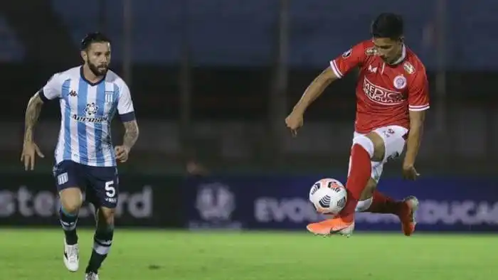 Racing rescató un empate sobre el final ante Rentistas en su debut 