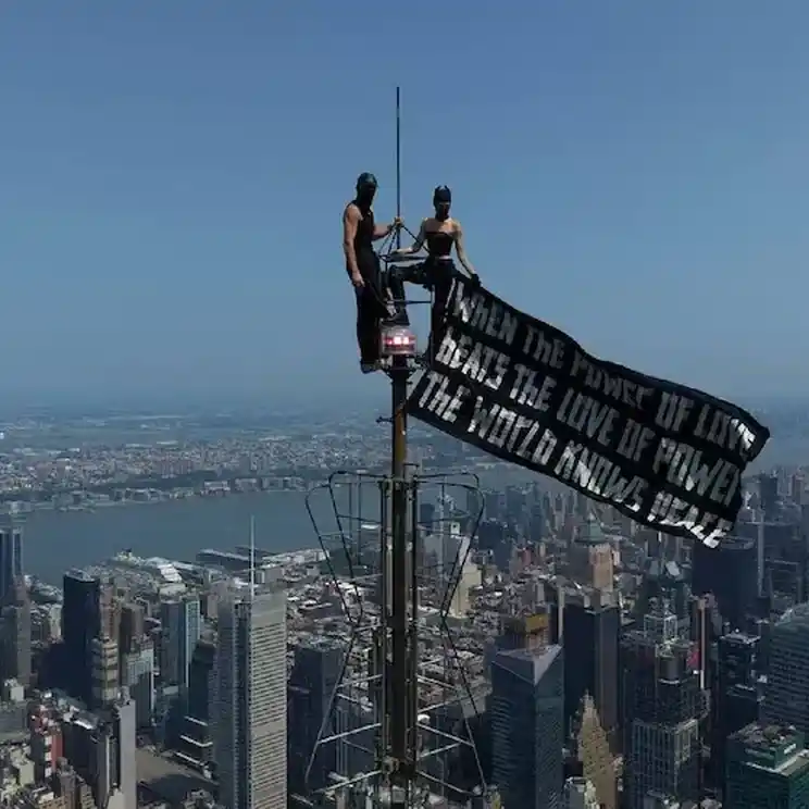 Angela Nikolau e Ivan Kuznetsov desplegaron una pancarta desde la antena del Empire State Building y fueron arrestados en Midtown Manhattan. Foto: IG @angela_nikolau