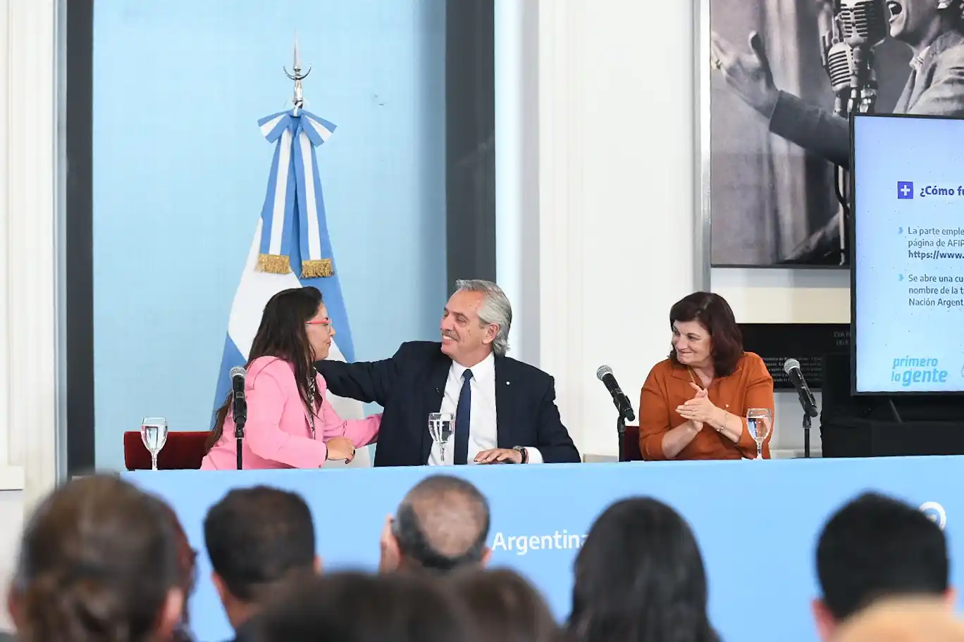 Las ministras de Mujeres, Géneros y Diversidad, Ayelén Mazzina, y de Trabajo, Empleo y Seguridad Social, Kelly Olmos, junto al Presidente.