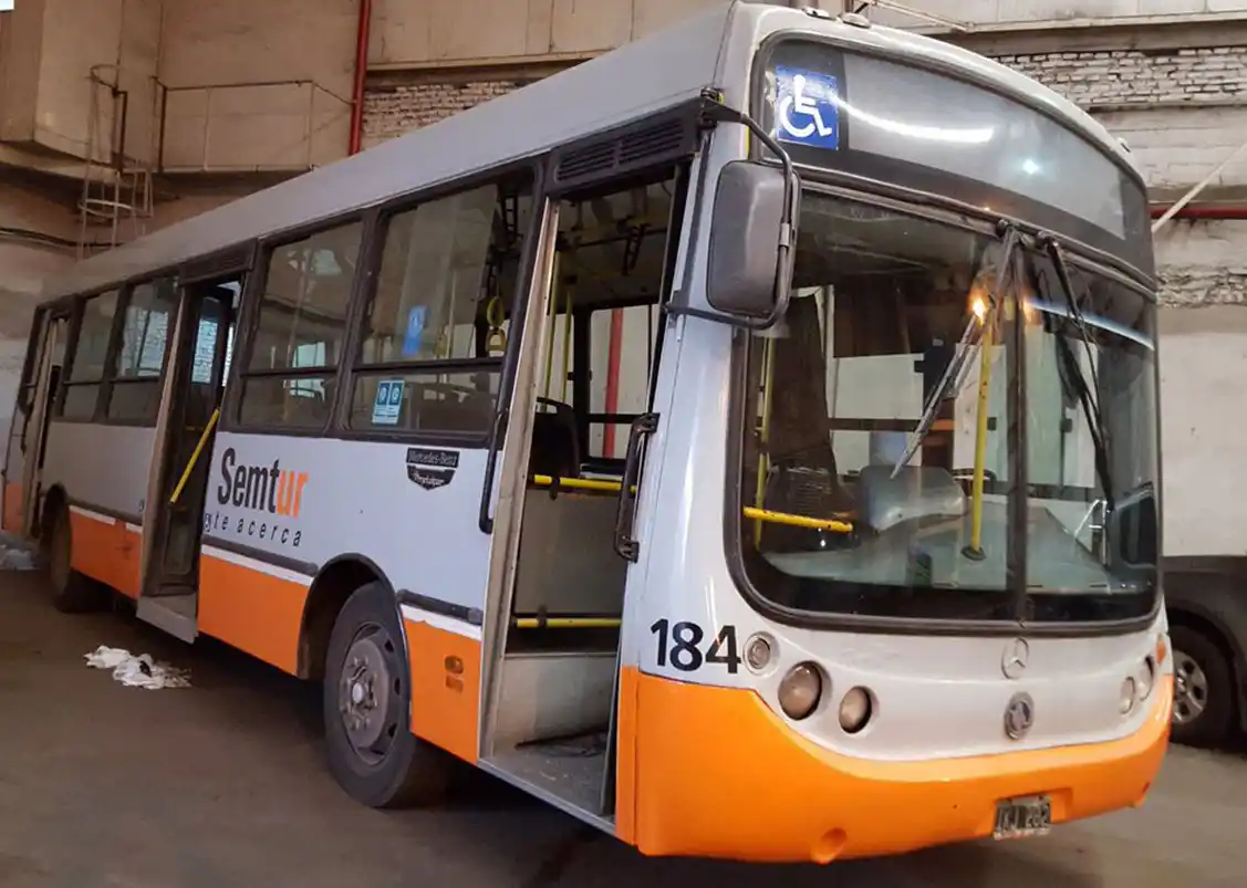 Presentarán un colectivo que funcionará con diésel y agua