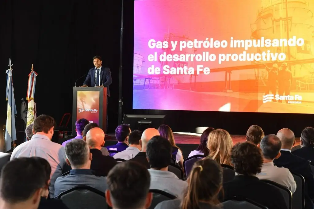 El gobernador se dirige a los presentes en la apertura del evento
