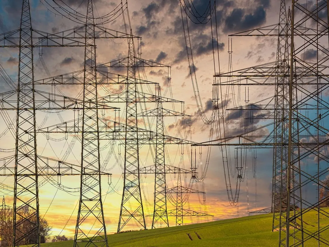 Colombia suspende exportación de energía a Ecuador tras arancel del 30 %
