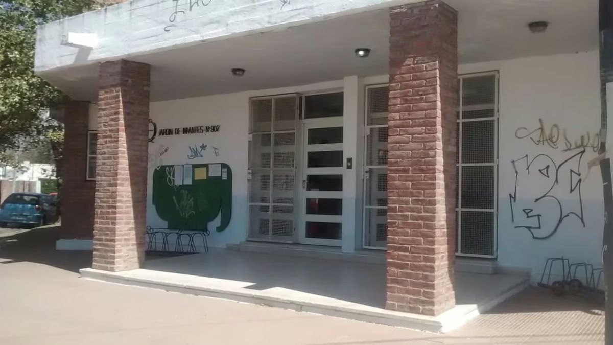 Escándalo en el chat de mamis: denunciaron a una por quedarse con la plata de las camperas de egresados