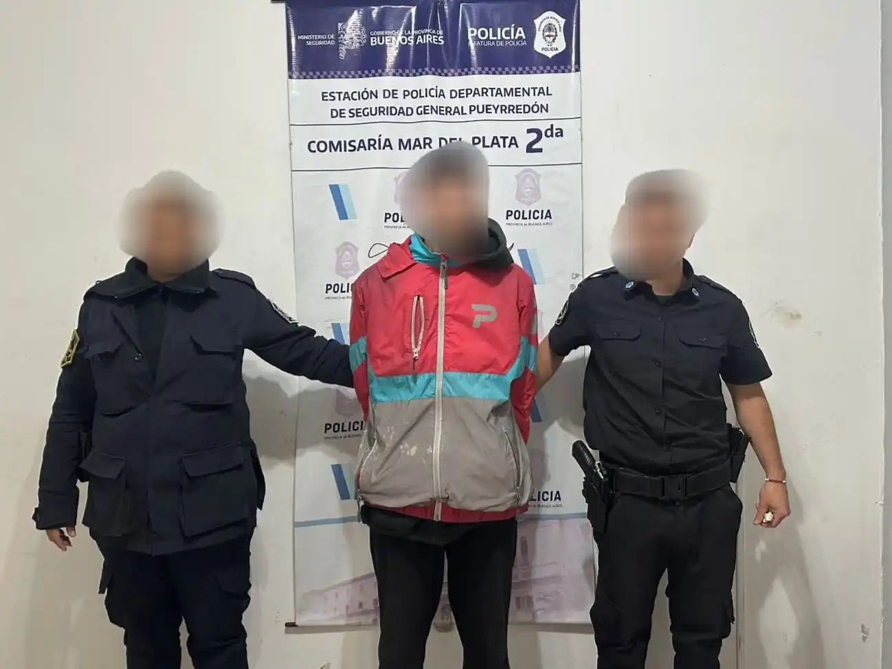 Se negó a dejar la casa de su ex, armó un escándalo en plena calle y terminó reducido por la Policía