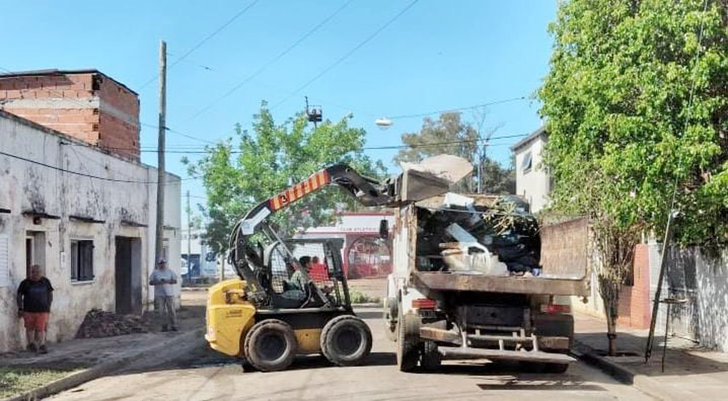 Operativos de limpieza y recuperación de espacios públicos en los barrios inundados y la costanera