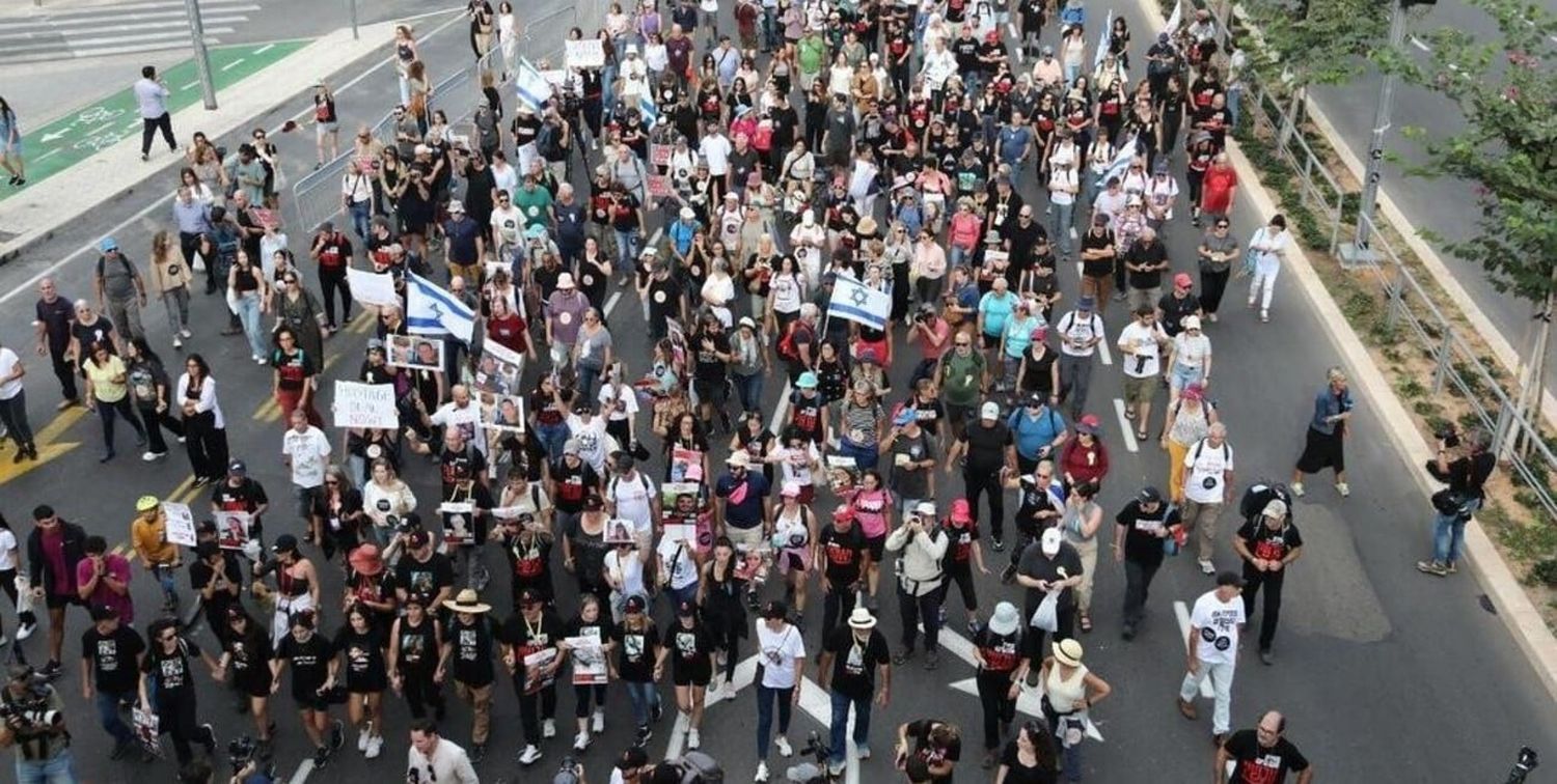 En medio de la lluvia que se apropió de Tel Aviv, los manifestantes se agruparon para dar comienzo a la marcha que tendrá cinco tramos.