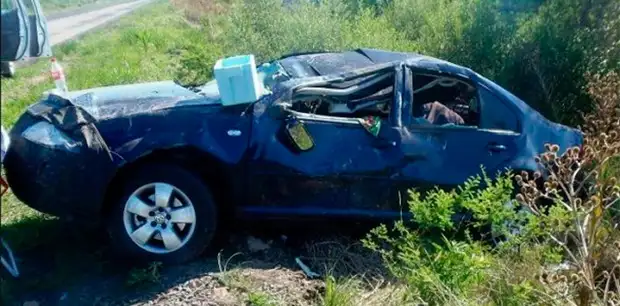 Un automóvil en el que  viajaba una familia dio varios tumbos, pero solo tuvieron lesiones leves