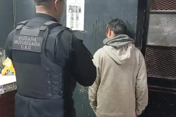 Incendió un contenedor en el macrocentro, quedó detenido y tuvo que ser atendido por quemaduras